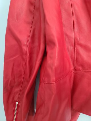 Cazadora piel roja Zara