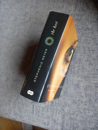 The host-La huésped. Novela de amor y extraterrest