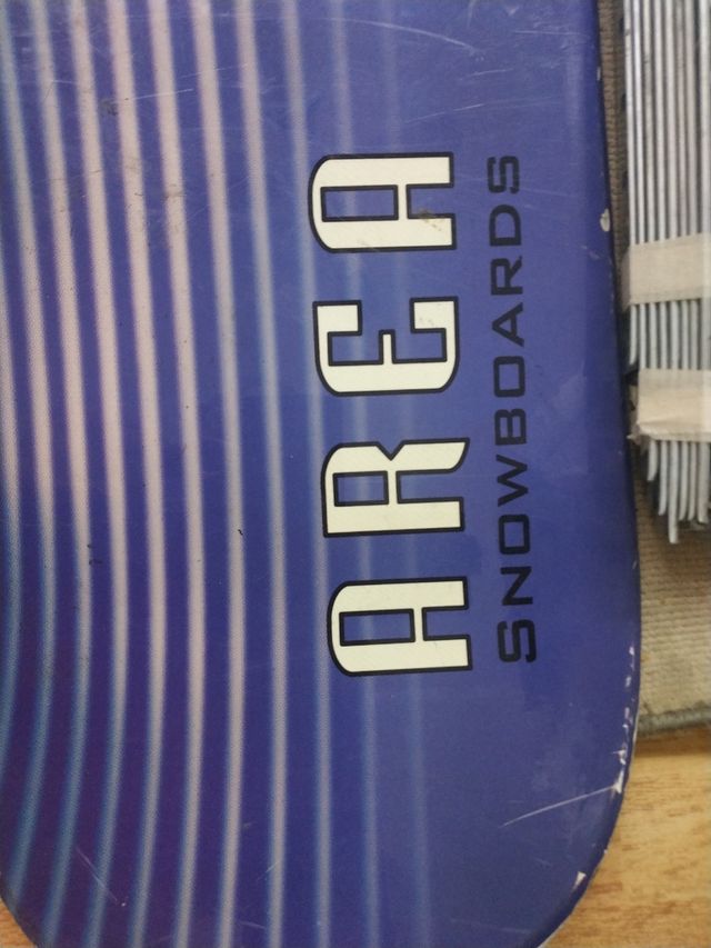 Tres tablas de snowboard