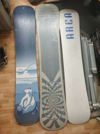Tres tablas de snowboard