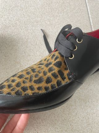 Zapatos oxford negros y leopardo. Talla 39
