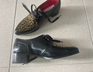 Zapatos oxford negros y leopardo. Talla 39