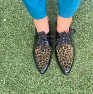 Zapatos oxford negros y leopardo. Talla 39