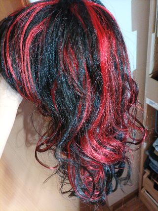 Peluca negra y roja