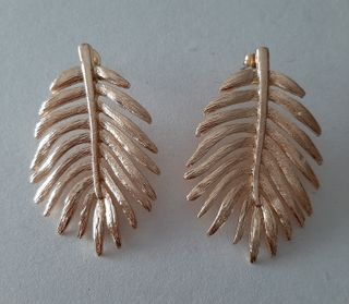 Pendientes dorados de hoja tamaño mediano
