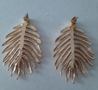 Pendientes dorados de hoja tamaño mediano