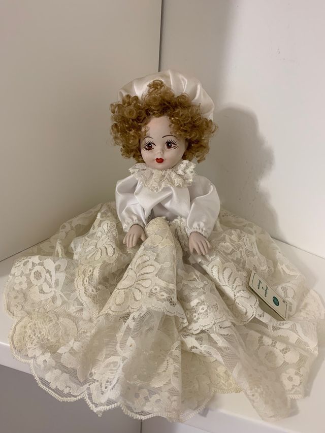 Bambola in porcellana