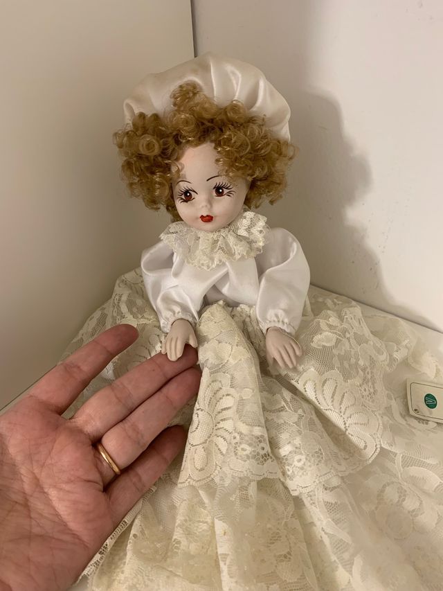 Bambola in porcellana