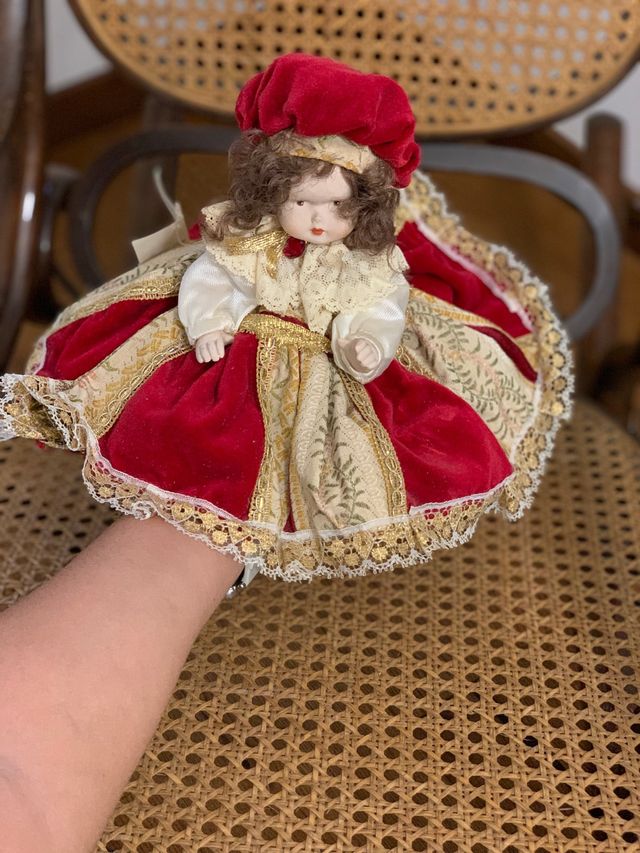 Bambola in porcellana