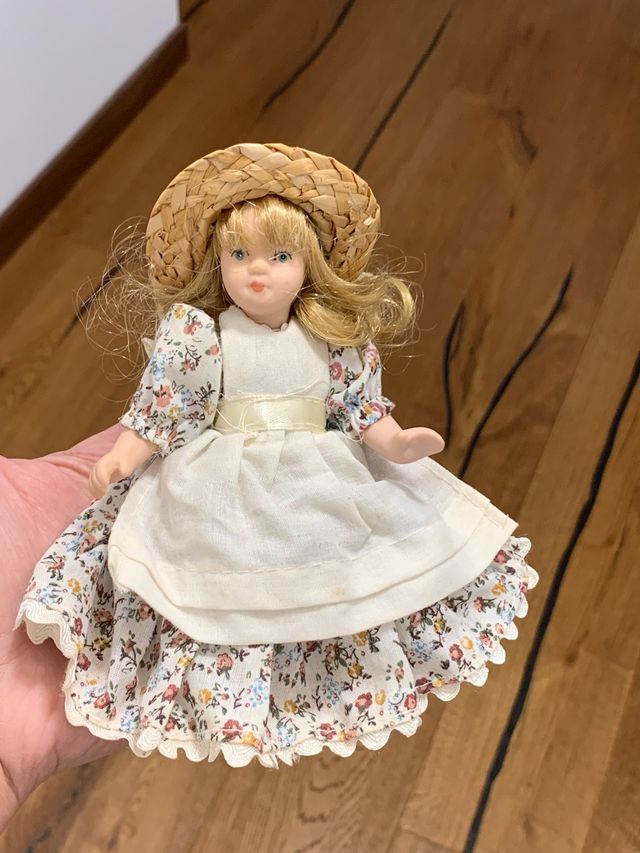 Bambola in porcellana