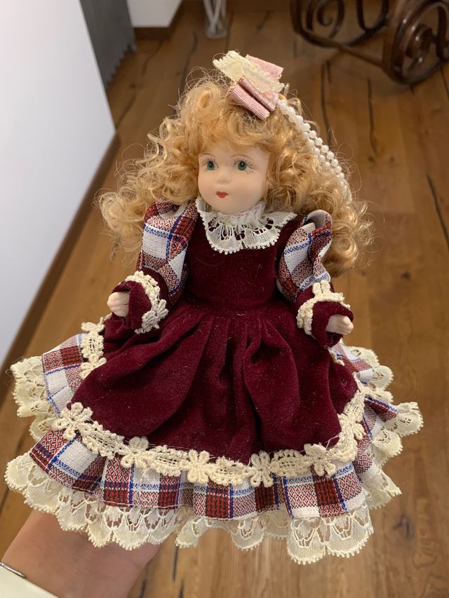 Bambola in porcellana