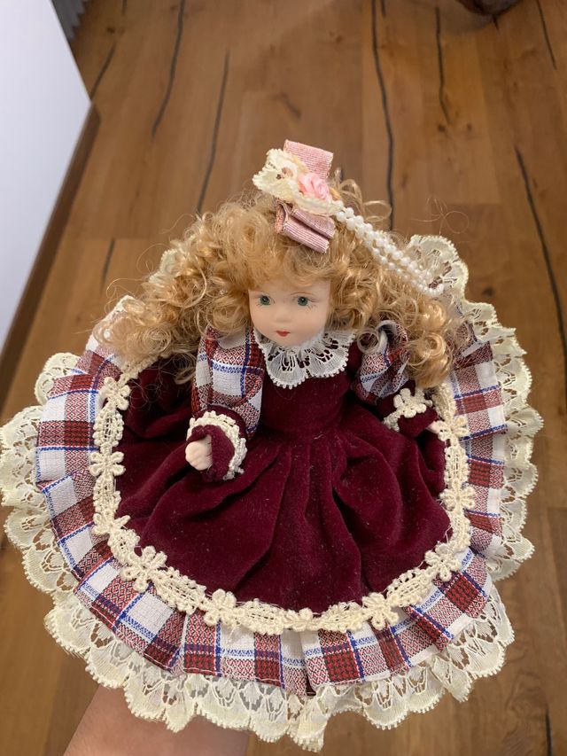 Bambola in porcellana