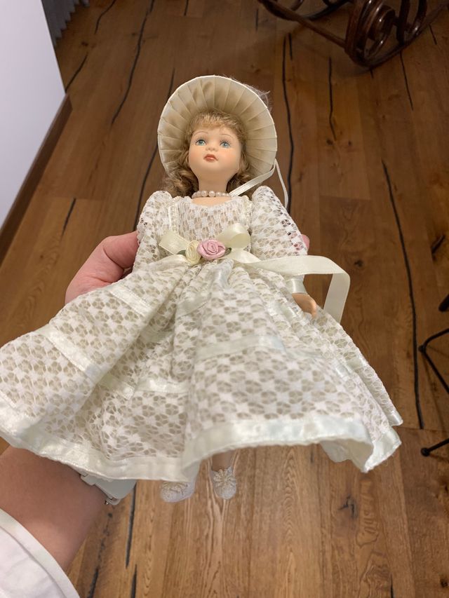 Bambola in porcellana