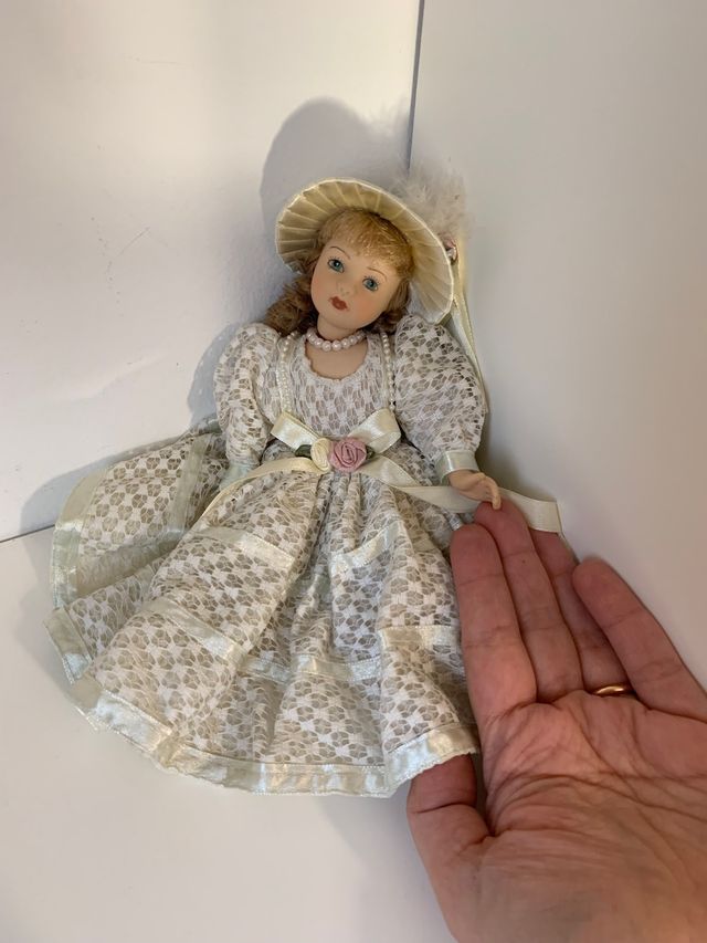 Bambola in porcellana