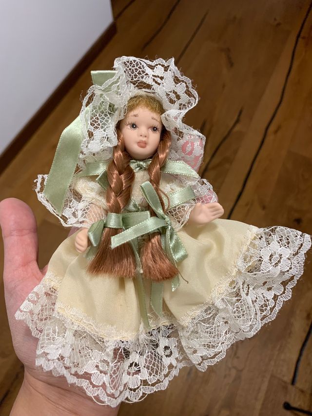 Bambola in porcellana