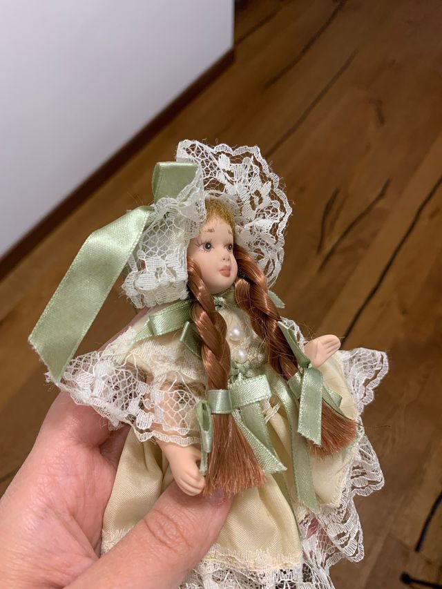 Bambola in porcellana