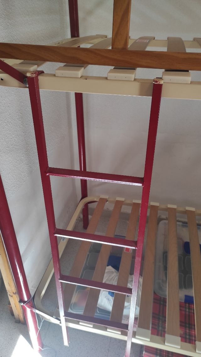 Litera metálica para colchón de 90cm.