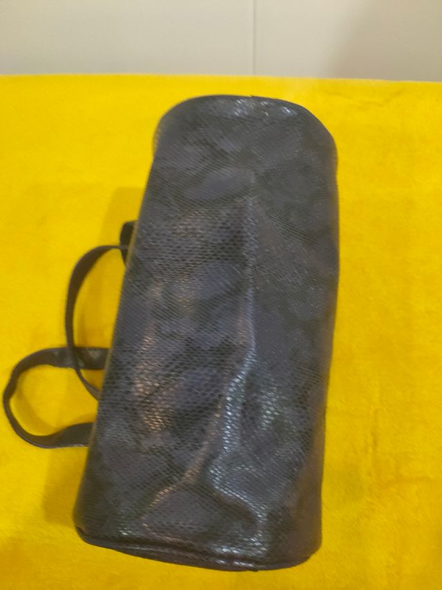 Bolso morado con motivo de piel de serpiente