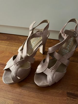 Sandalias con tacón color rosa.