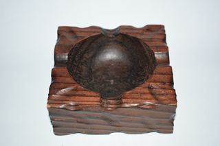 Cinzeiro em forma de quadrada, em madeira, rustico