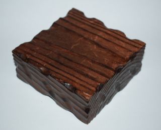 Cinzeiro em forma de quadrada, em madeira, rustico