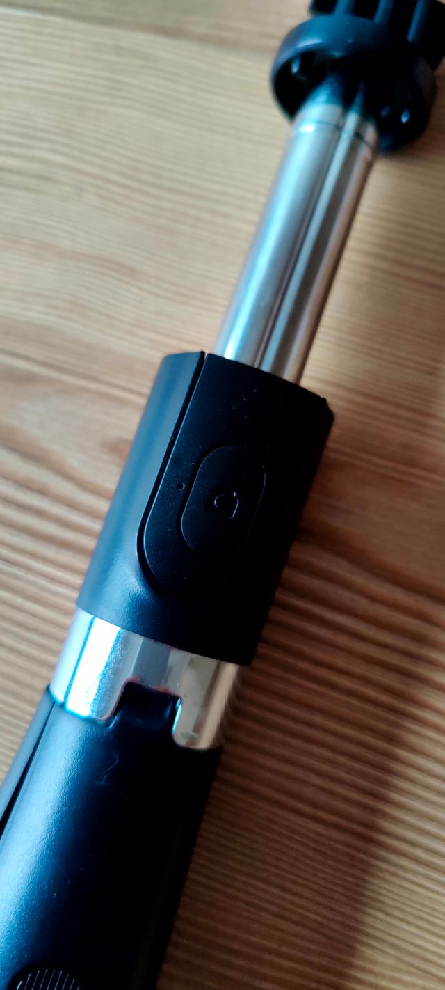 Palo selfie con tripode, mando y pilas de repuesto