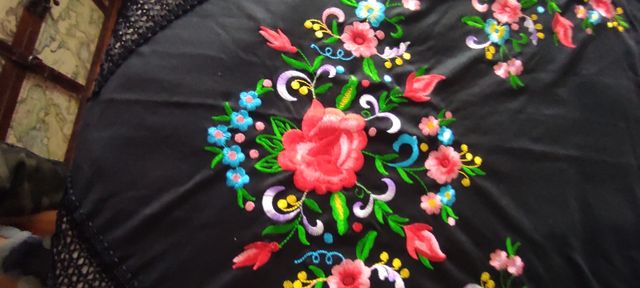 MANTÓN BORDADO 
