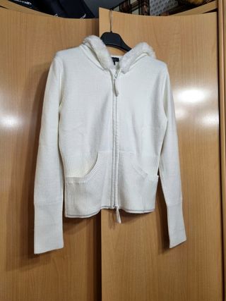 Chaqueta blanca con capucha