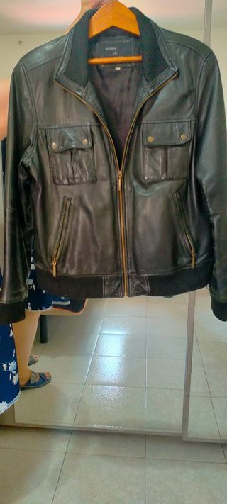 Cazadora de cuero negro. 