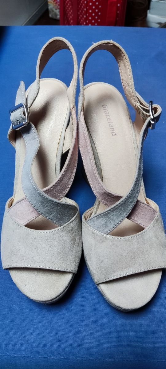 Sandalia de ante color beige con tacón