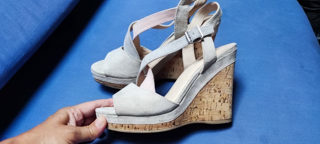 Sandalia de ante color beige con tacón