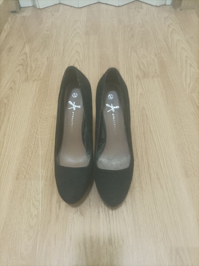 Scarpe nere con tacco alto nuove di zecca