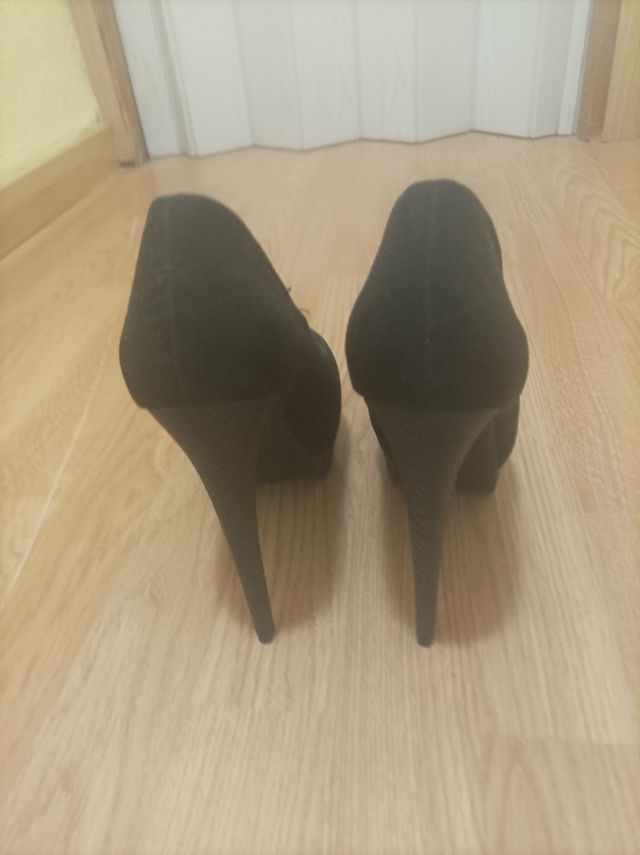 Scarpe nere con tacco alto nuove di zecca