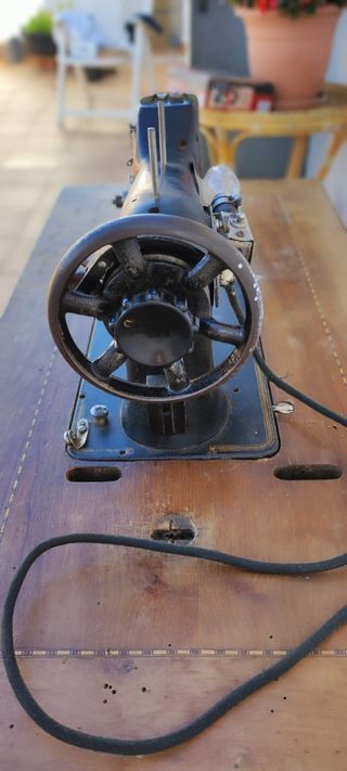 Máquina de coser marca Corona