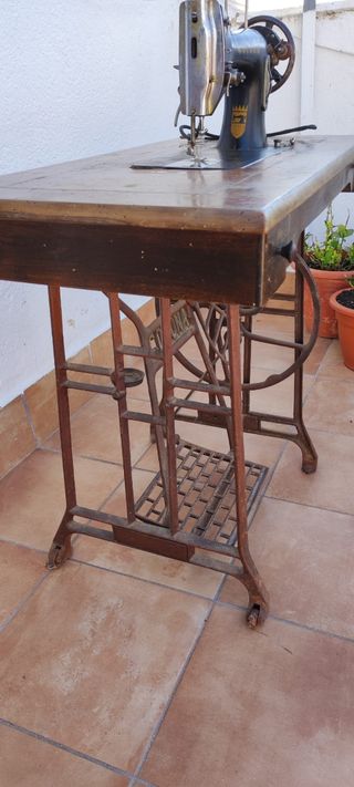 Máquina de coser marca Corona