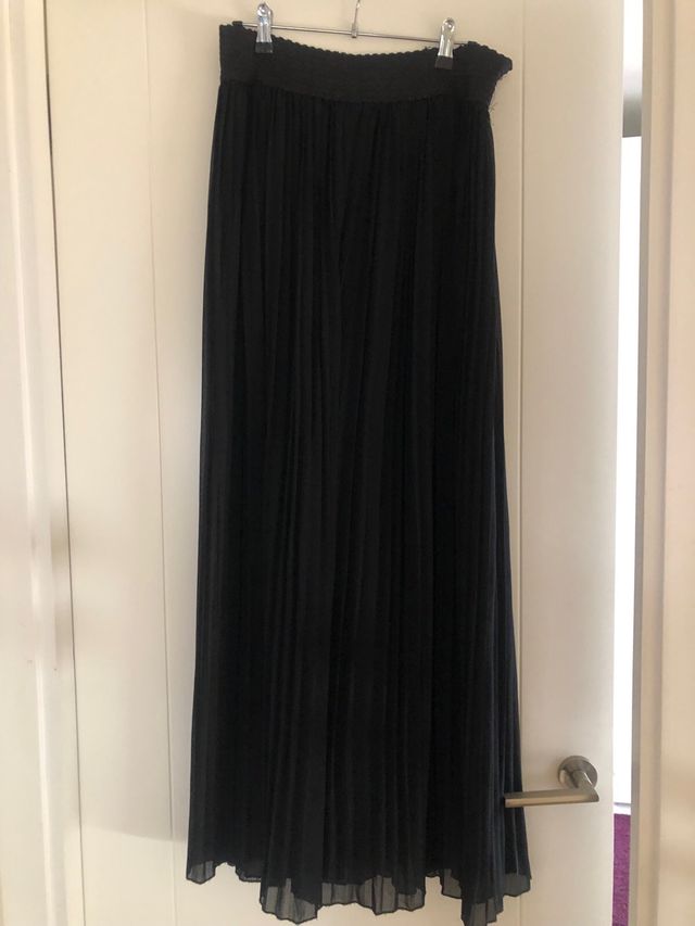 Pantalón negro ancho plisado largo