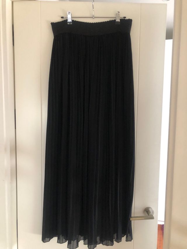 Pantalón negro ancho plisado largo