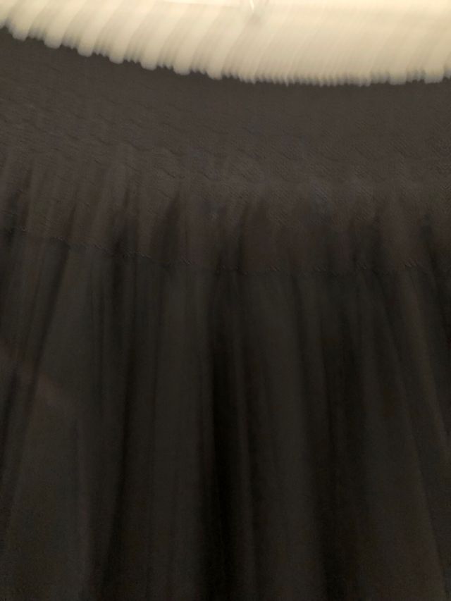 Pantalón negro ancho plisado largo