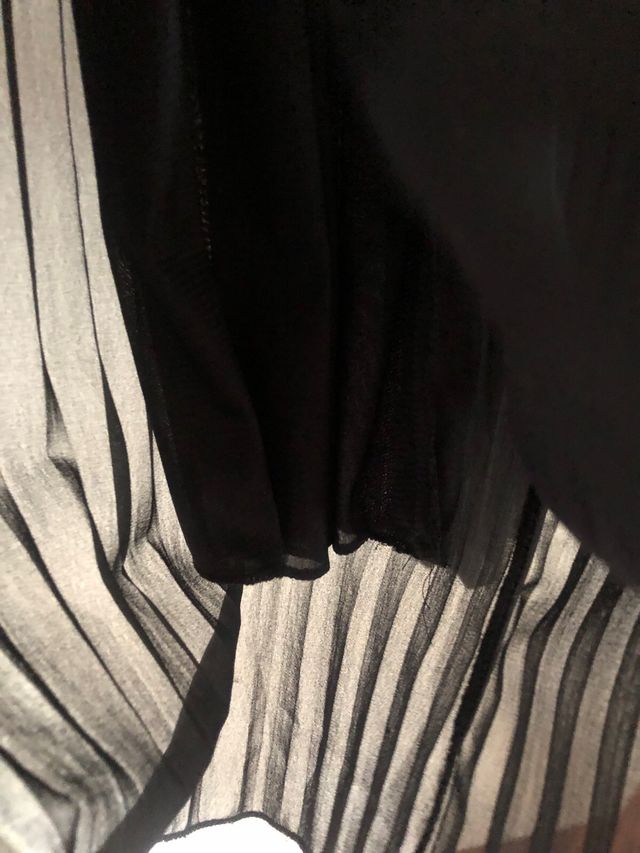 Pantalón negro ancho plisado largo