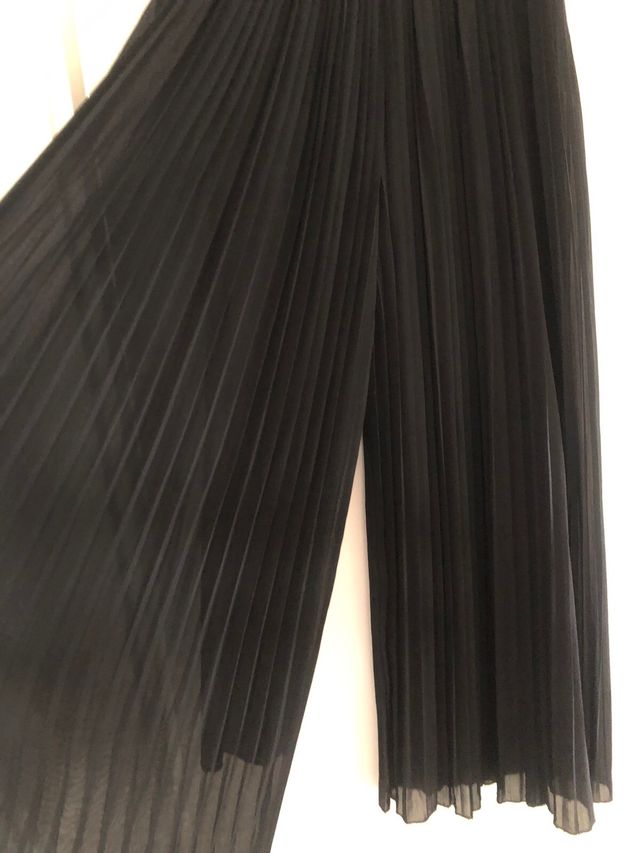 Pantalón negro ancho plisado largo