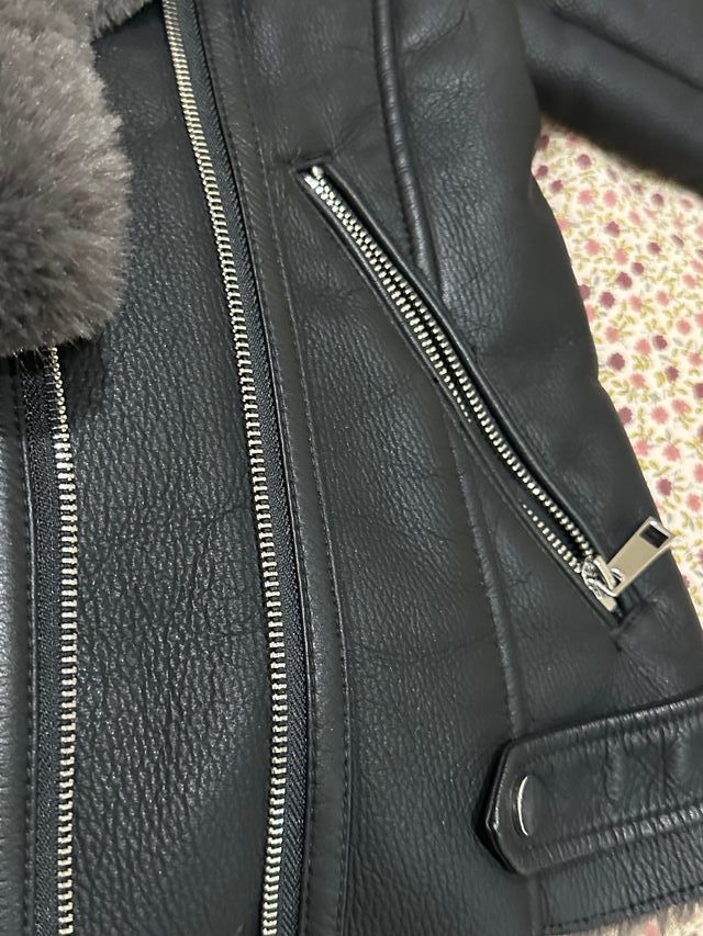 Abrigo corto de cuero sintético de Mango