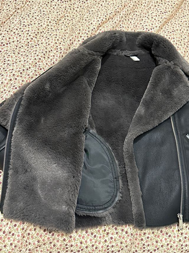 Abrigo corto de cuero sintético de Mango