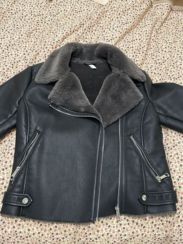 Abrigo corto de cuero sintético de Mango