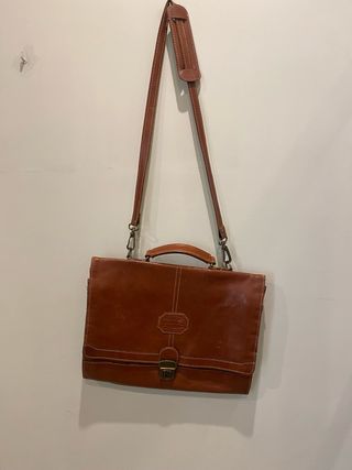 cartera de documentos en piel con bandolera