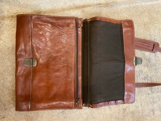 cartera de documentos en piel con bandolera