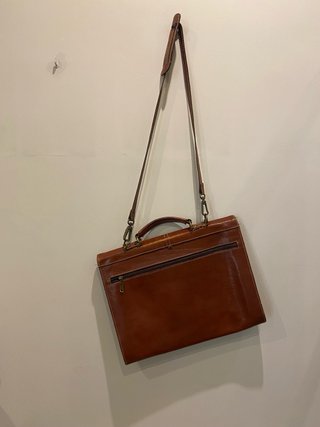 cartera de documentos en piel con bandolera