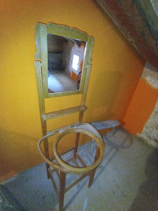 Tocador antiguo con espejo