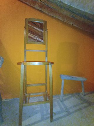 Tocador antiguo con espejo