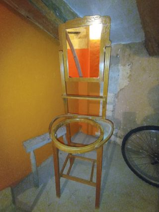 Tocador antiguo con espejo