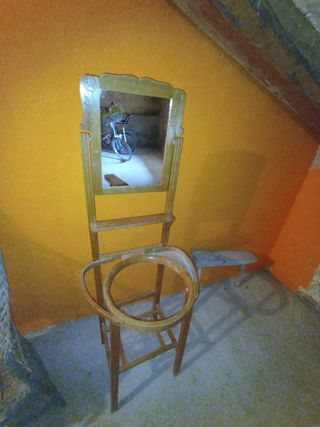 Tocador antiguo con espejo